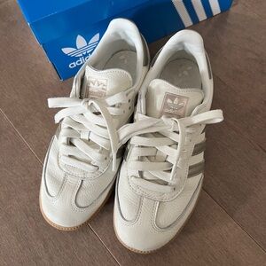 Adidas sambas off White gold metallic Sneakers